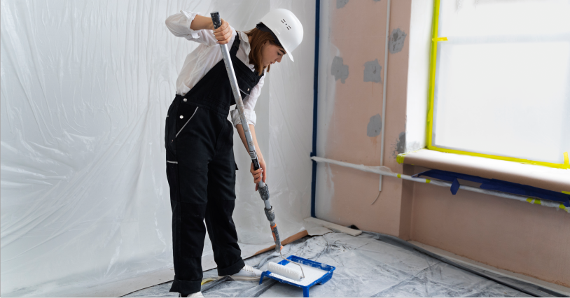 persona pintando una casa